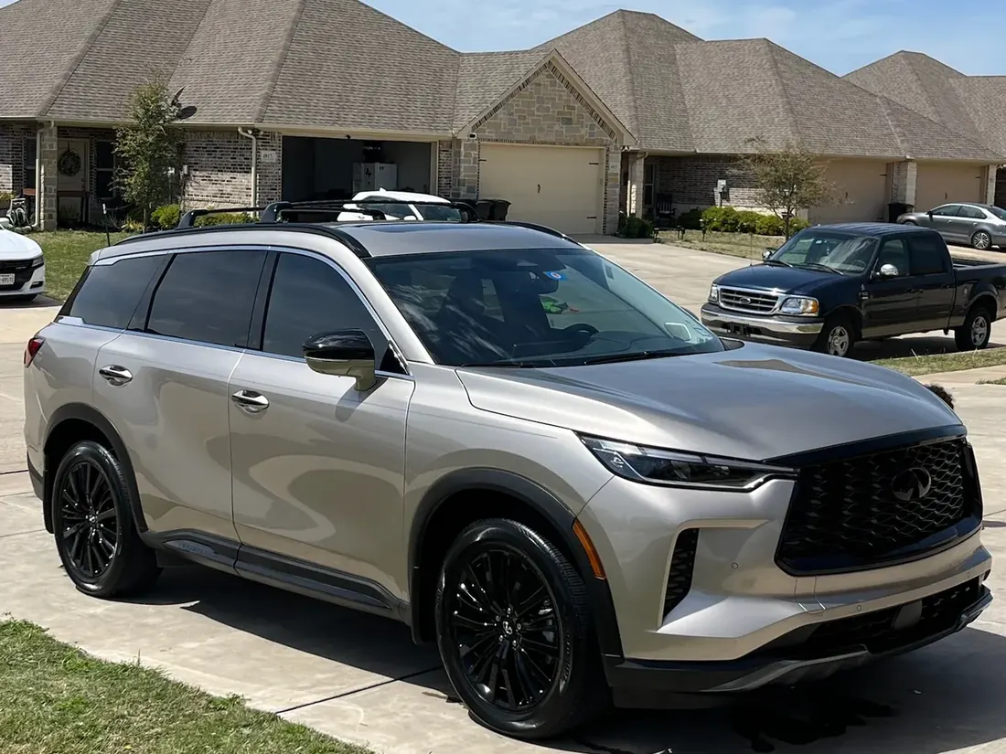 Infiniti QX80 after a mobile exterior wash